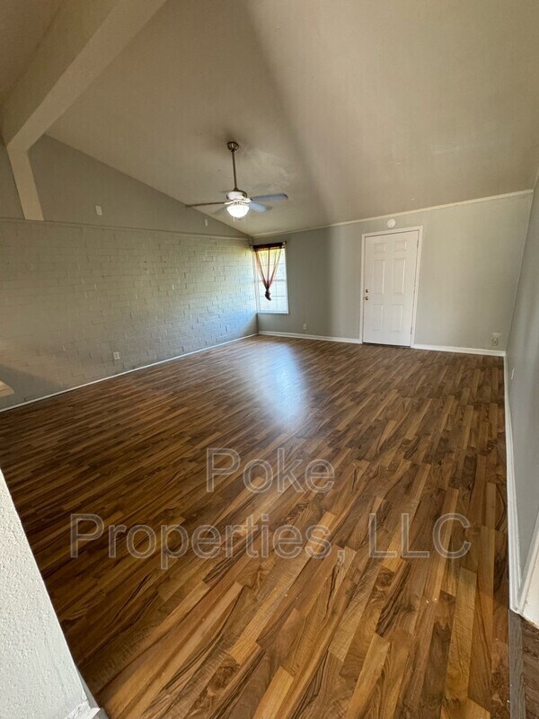 Building Photo - 868 Von Blond