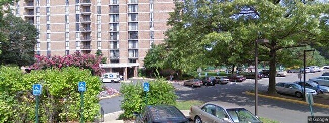 Building Photo - 2311 Pimmit Dr