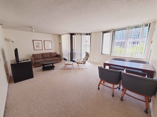 Building Photo - 440 N McClurg Ct