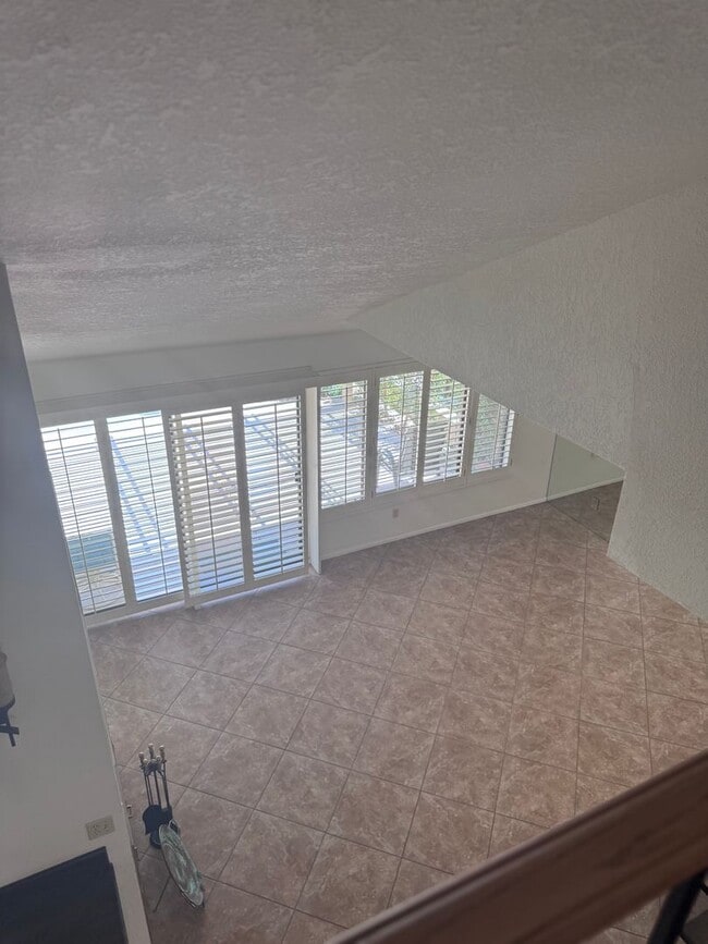 Building Photo - Woodhaven CC - Unfurnished 3br - Long Term