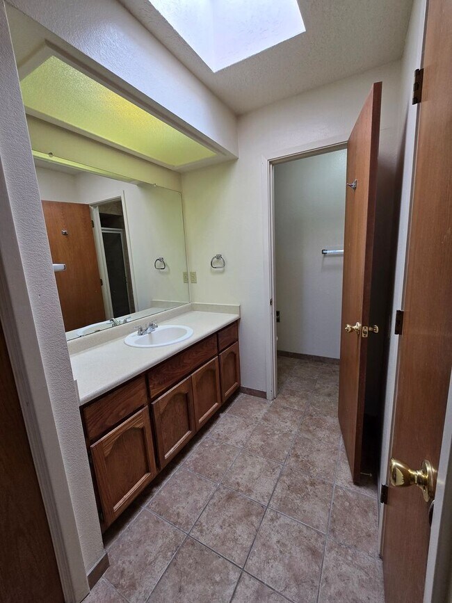 Building Photo - 2 bed, possible 3rd in wonderful neighborhood