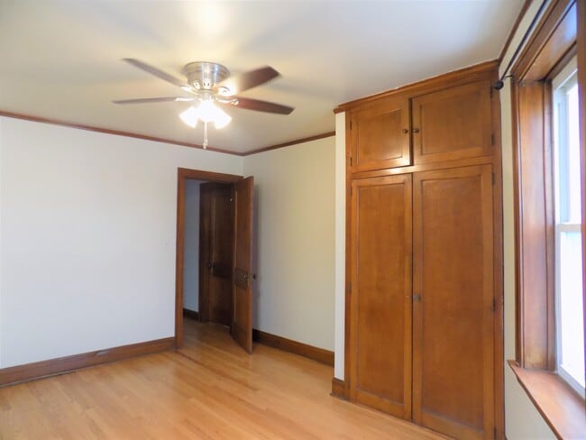 Building Photo - 328 Green Bay Rd