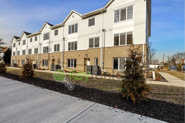 Building Photo - Brand New 2BR/3BA Townhome with Garage