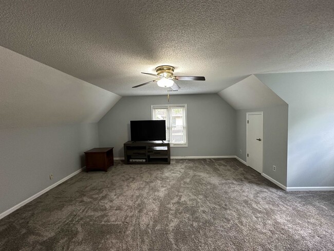 Building Photo - 9118 Fox Ridge Rd