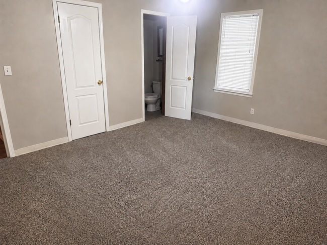 Building Photo - Adorable 2-Bedroom Gem: Fresh Floors & New Appliances!