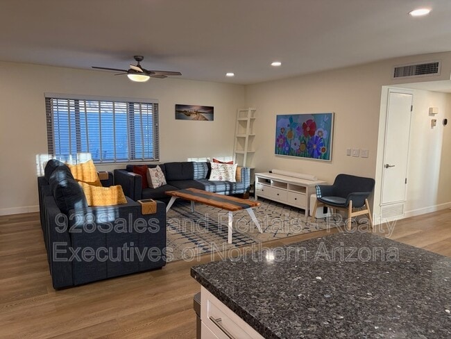 Building Photo - 1928 N Lynn Dr