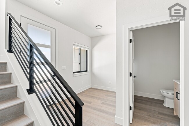 Building Photo - 2548 SW Yew Ave