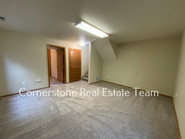 Building Photo - 1345 Coolcrest Dr