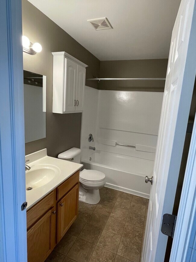 Building Photo - 541 Springbrook Trail N