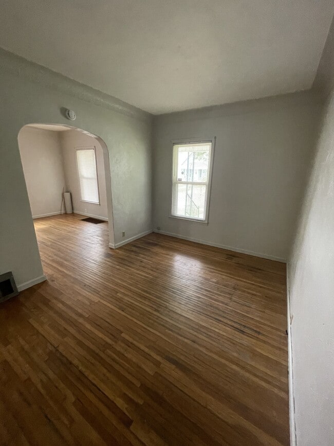 Building Photo - 542 Bronson Ave
