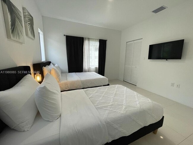 Building Photo - 302 NW 11th Ct