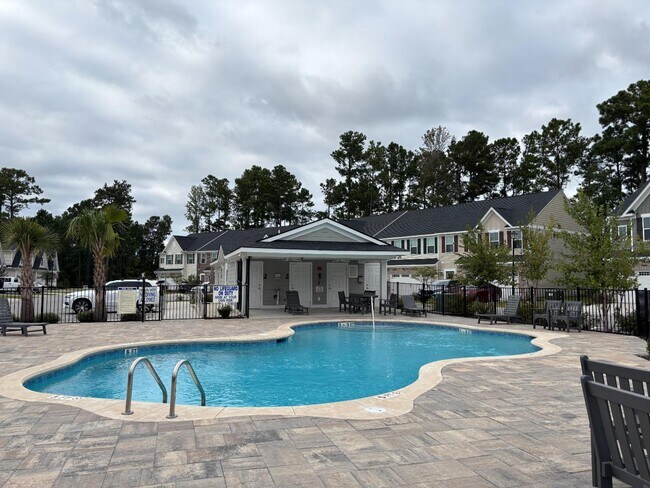 Building Photo - 300 Golan Cir