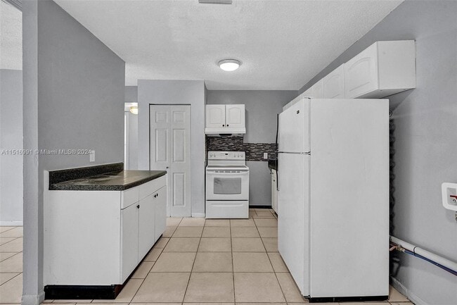 Building Photo - 5316 NW 24th Ct