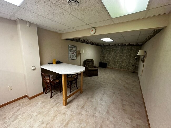 Building Photo - Charming 2-Bedroom, 2-Bathroom Home Overlo...