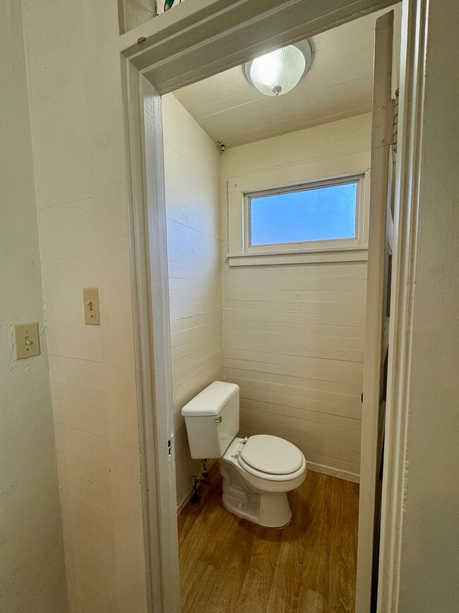 Building Photo - 2 Story home close to downtown