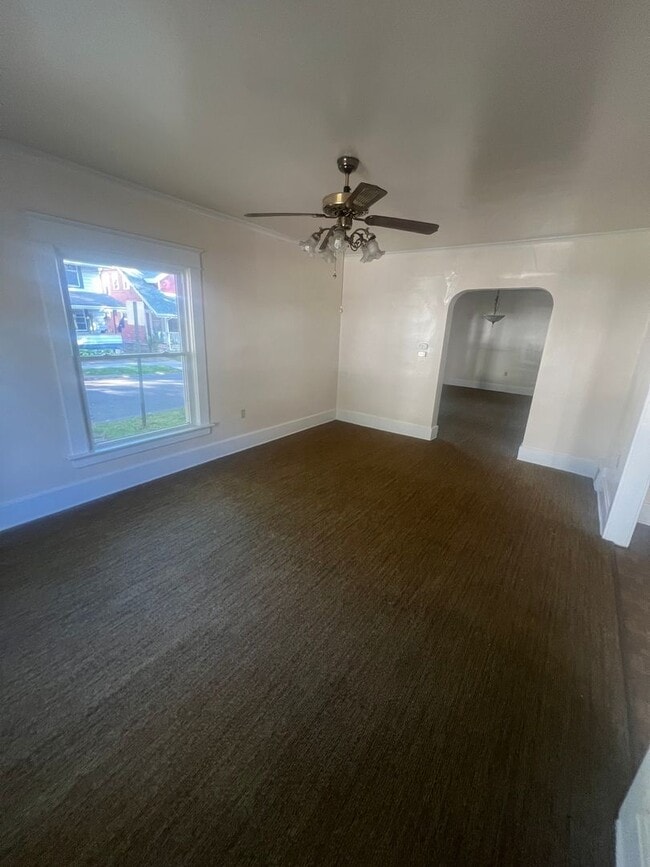 Building Photo - Large 4 Bedroom House with Garage