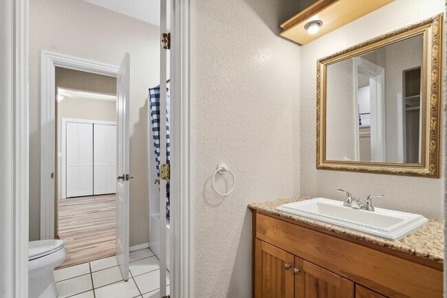 Building Photo - 1717 Red Oak Dr
