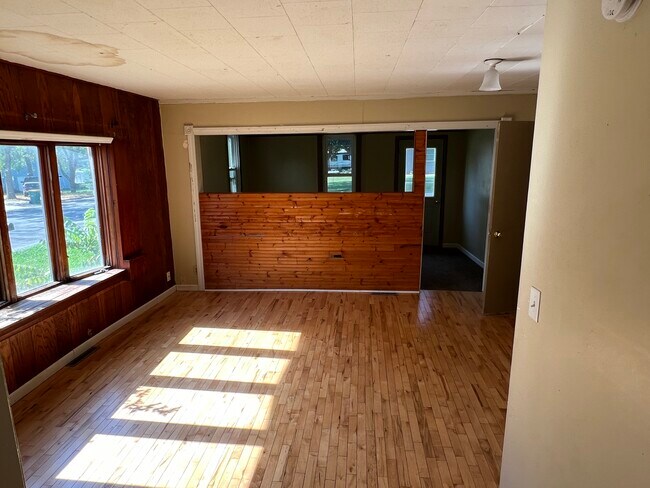 Building Photo - 210 6th St