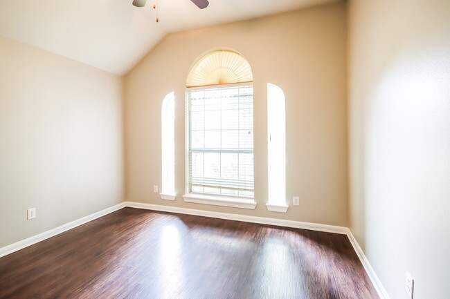Building Photo - 26967 Crown Haven Ct