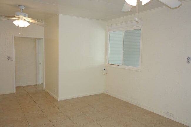 Building Photo - Spacious 3 BD / 3 BA House Minutes from Fa...