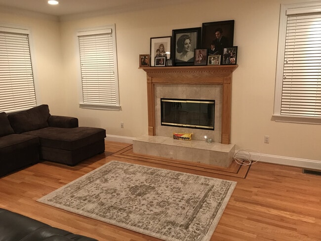 Building Photo - 696 Ridgeway