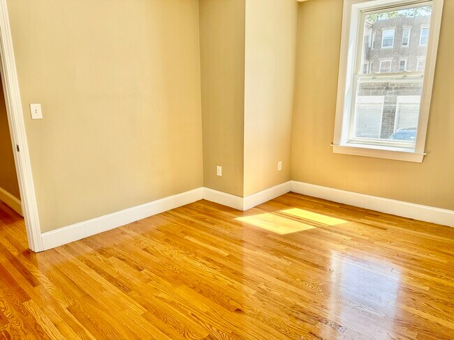 Building Photo - 72 Egmont St