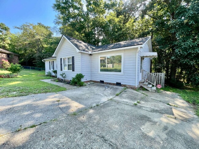 Building Photo - 3 Bed, 2 Bath Nest In Fayetteville