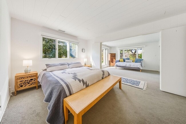 Building Photo - 724 N Refugio Rd