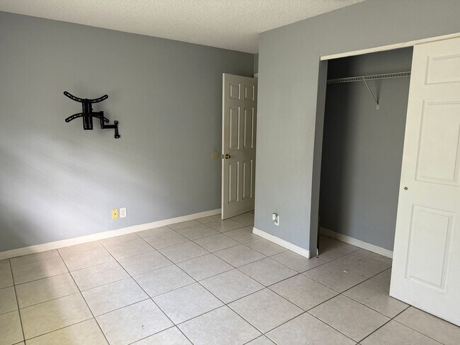 Building Photo - 2 bed 1 bath with 855 sf. Great location b...