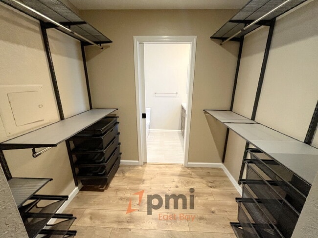 Building Photo - Stylish 2-Bedroom Townhouse in Prime Walnu...