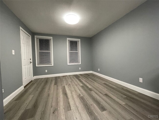 Building Photo - 139 W Van Buren St