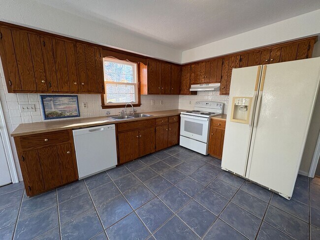 Building Photo - Spacious split level in Campell County nea...