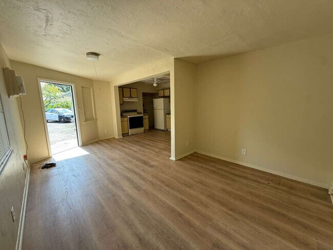 Building Photo - 717 SW 2nd Ct