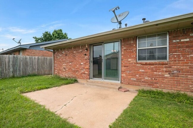 Building Photo - 220 E Beech Ave