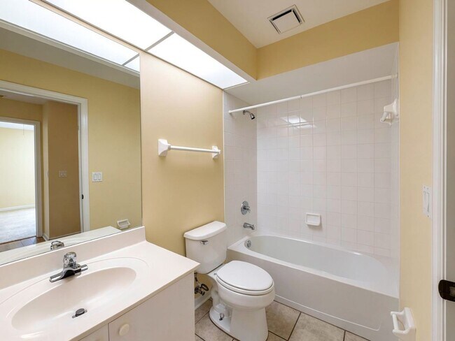 Building Photo - North Naples Condo for Rent- 2 Bedroom in Piper's Grove