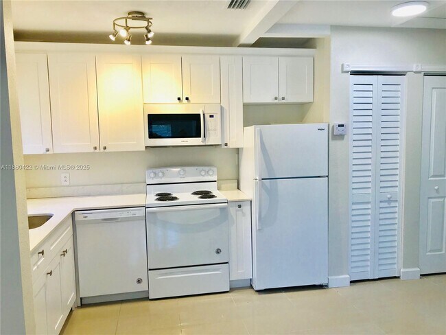 Building Photo - 1949 Funston St