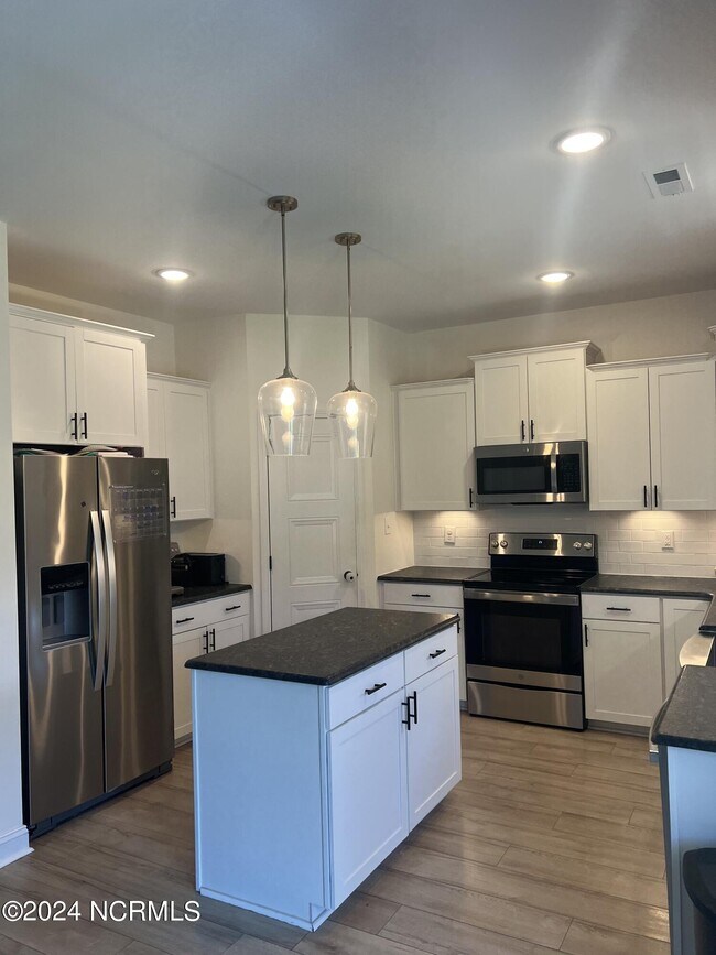 Building Photo - 1615 Redbud Ct