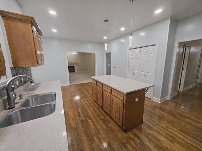 Building Photo - 208 E Bend Ct