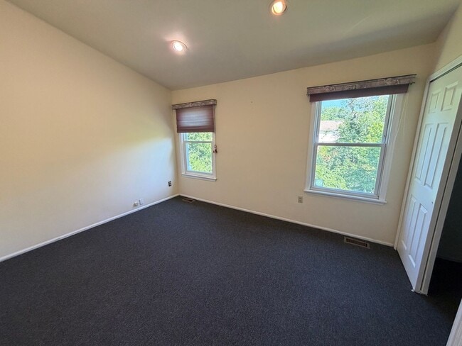 Building Photo - Spacious 4-Bedroom Colonial with 2-Car Garage in Howell