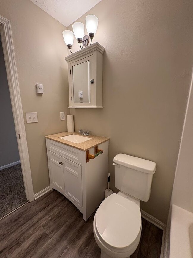 Building Photo - Three bedroom one bathroom townhouse for rent