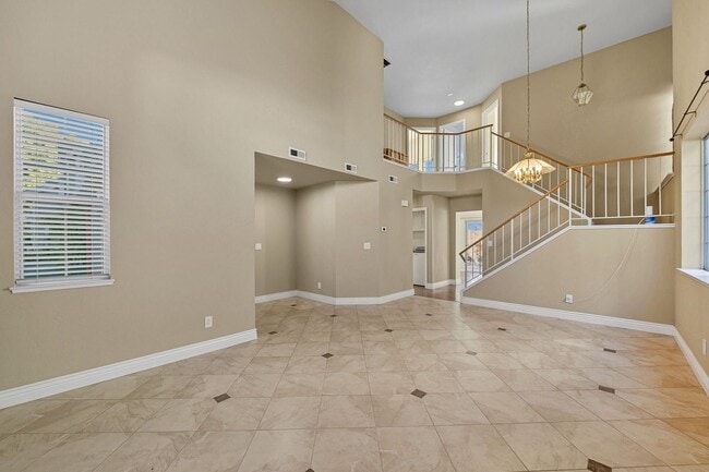 Building Photo - Updated Family Spacious Home w/ Fenced in ...