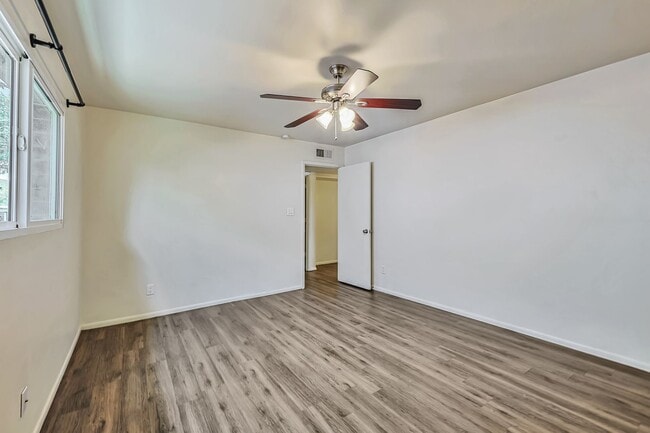 Building Photo - 3820 Grandview: Spacious 4-bedroom, 2-bath home with large bedrooms and no carpet