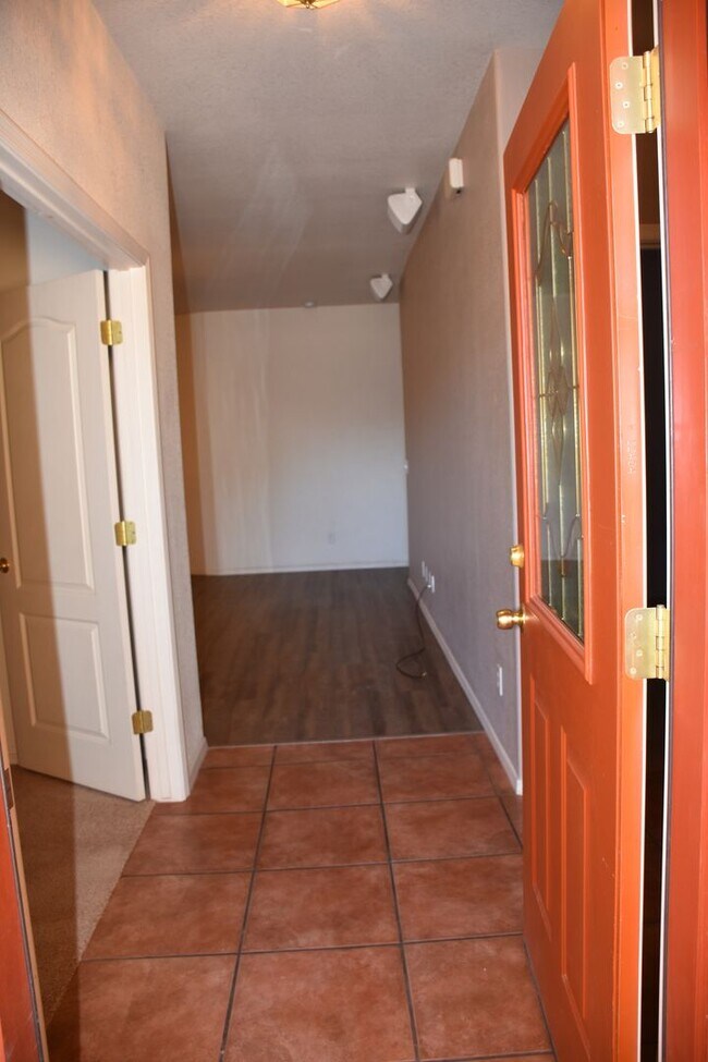 Building Photo - Great House  Close to Everything