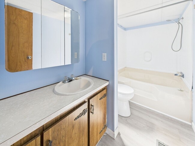 Building Photo - 3 Bedroom, 2 Bathroom Rental