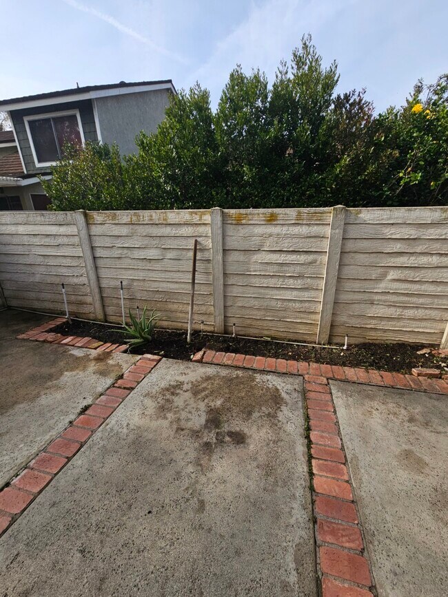 Building Photo - 25 Weepingwood