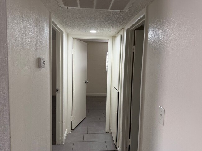 Building Photo - 595 S Royal Crest Cir