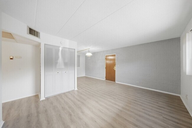 Building Photo - 3850 S Parkway Dr