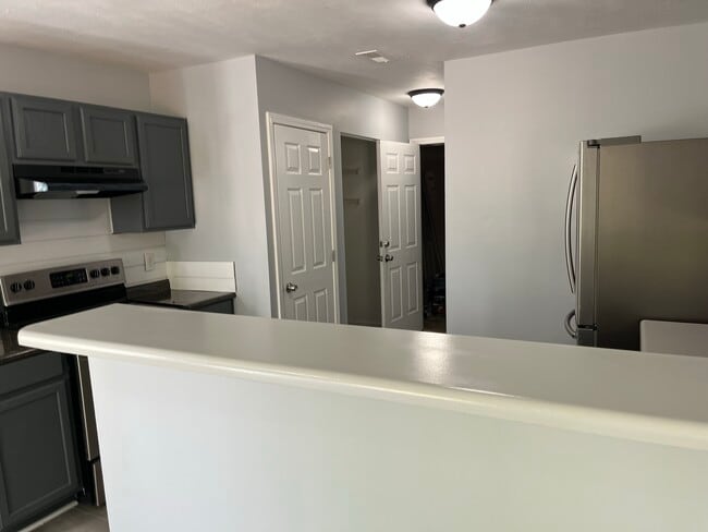 Building Photo - 408 Gladstone Dr