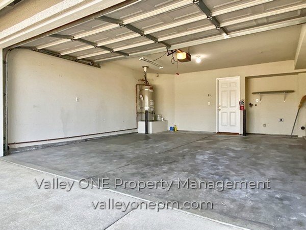 Building Photo - AVAILABLE NOW! Private Ground Floor Townho...