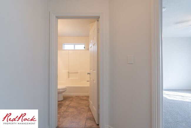 Building Photo - Spacious 3 Bedroom Single-Level Home in Bl...